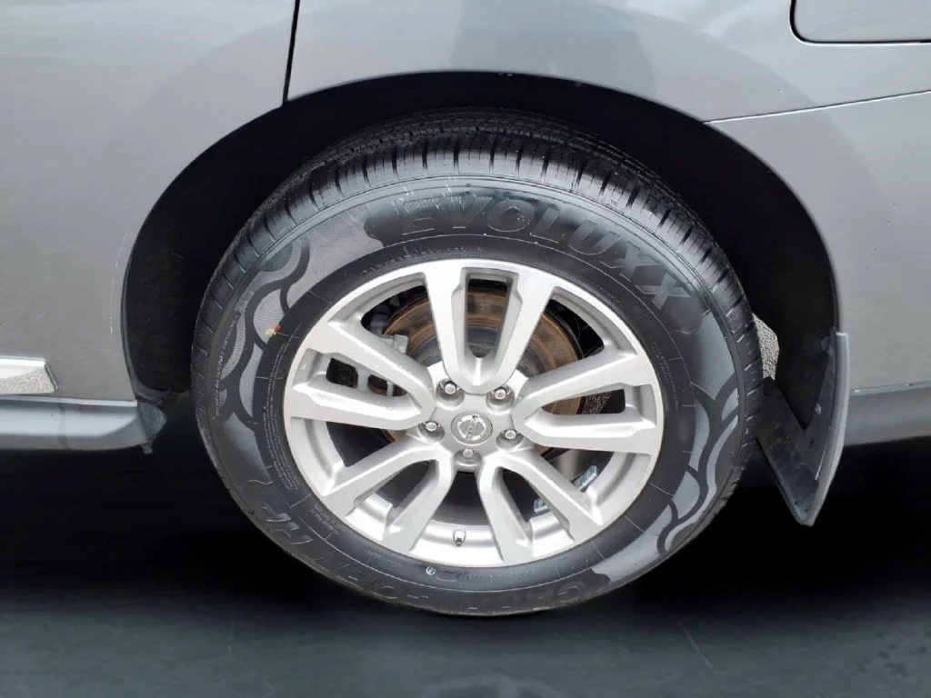 Used 2016 Gray Nissan SL image 9