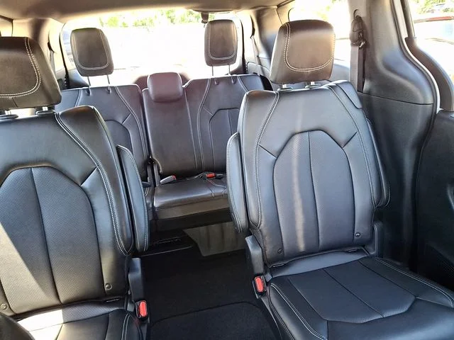 Used 2025 White Chrysler Select image 20