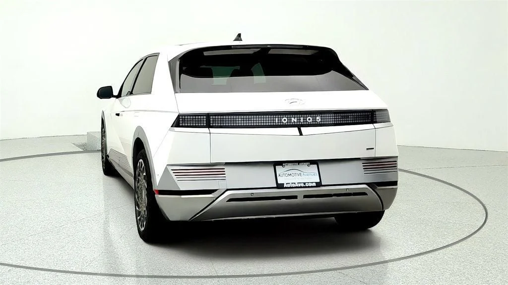 Used 2024 Atlas White Hyundai Limited AWD image 6