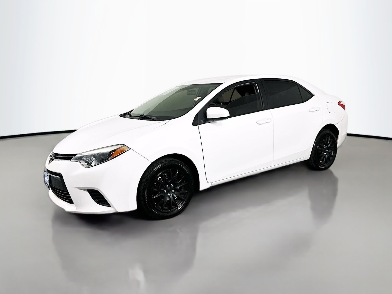 Used 2015 Super White Toyota LE image 4