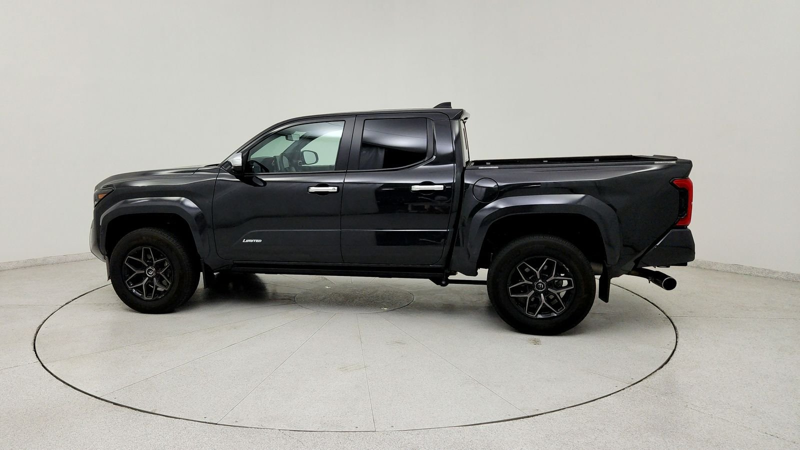 Used 2024  Toyota Limited image 4