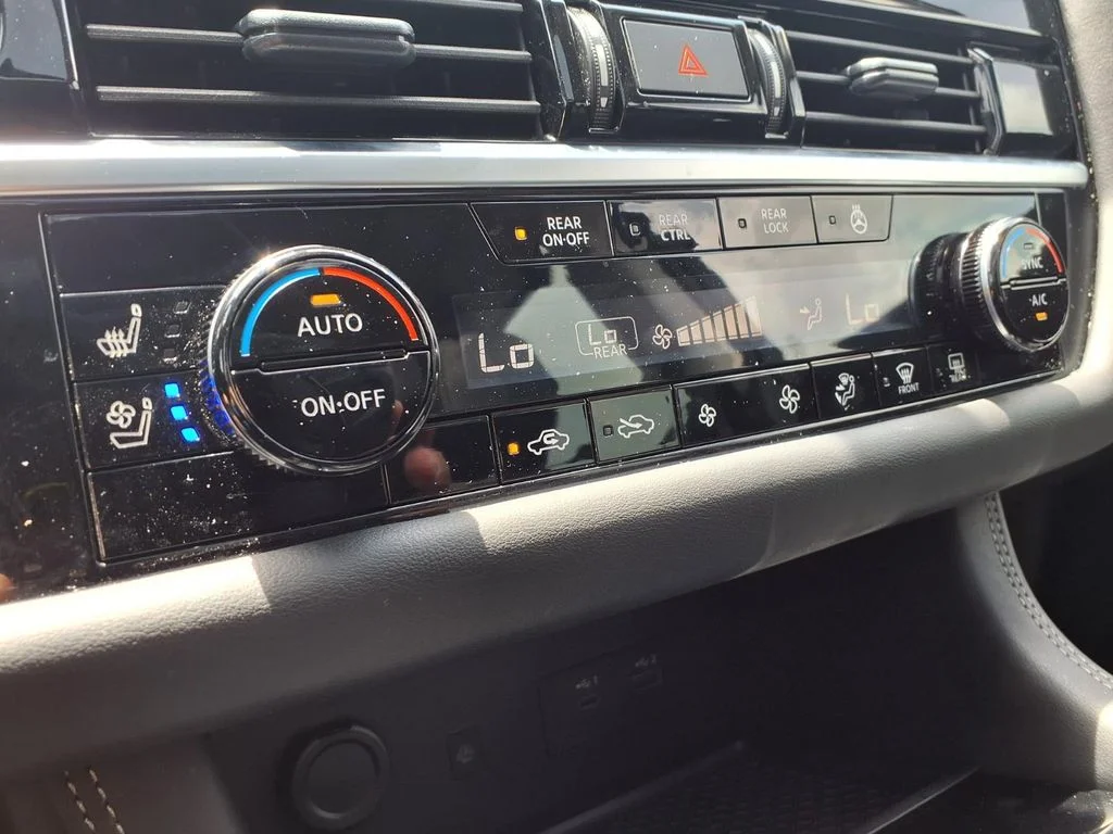 Used 2025 White Nissan Platinum image 16
