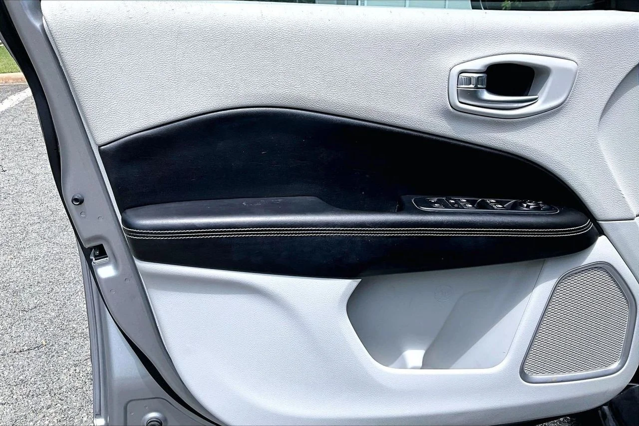 Used 2019 Silver Jeep Latitude image 26