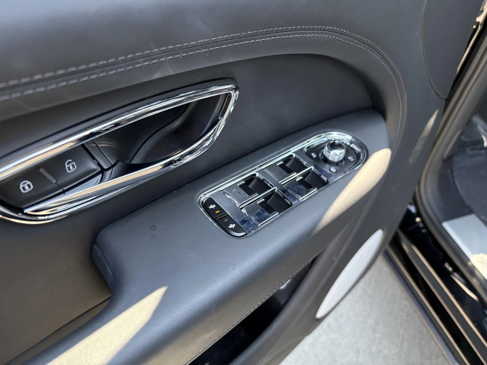 2024 Bentley Bentayga - Photo 18