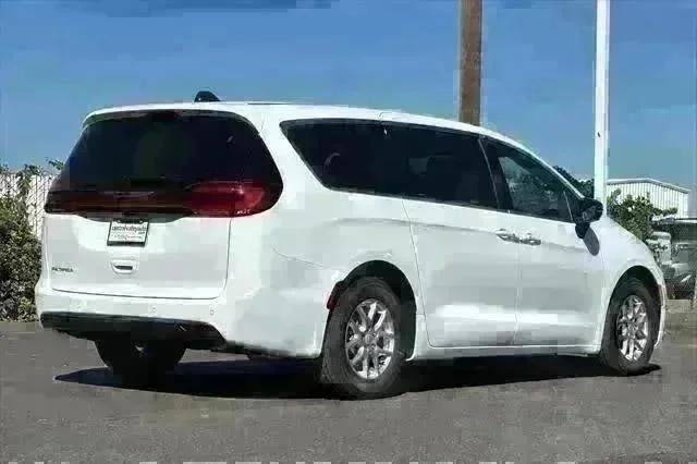 New 2026 Bright White Clear-Coat Exterior Paint Chrysler  image 4