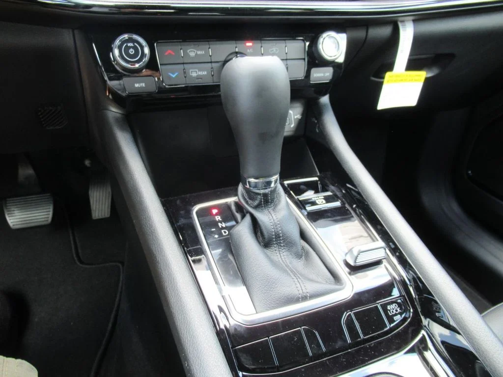 New 2026 Diamond Black Crystal Pearl-Coat Exterior Paint Jeep Latitude Altitude image 25