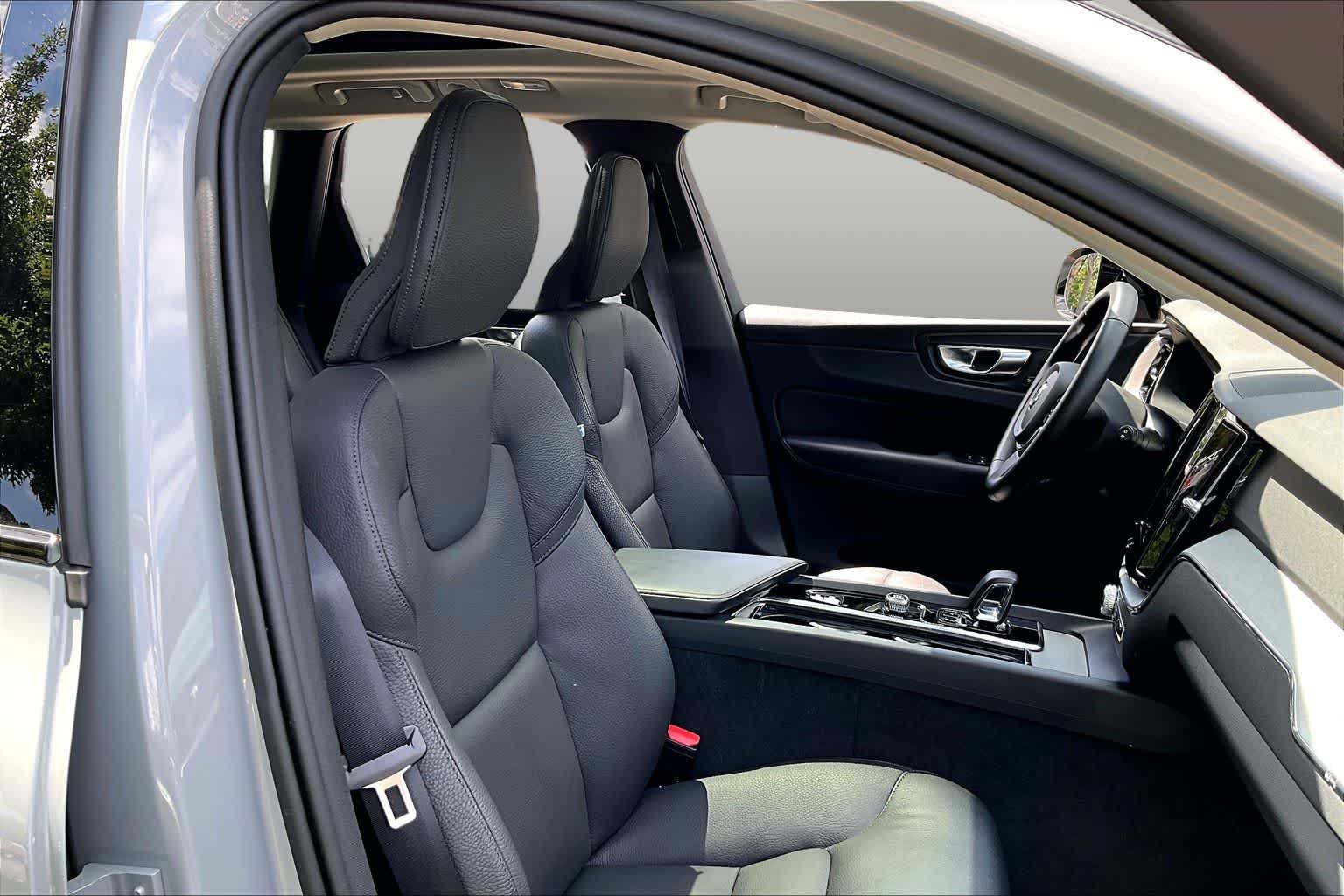 Used 2025 Vapour Grey Metallic Volvo Plus image 9