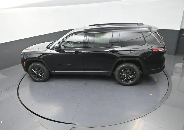 New 2027 High-Gloss Black Paint Jeep Laredo Altitude image 13