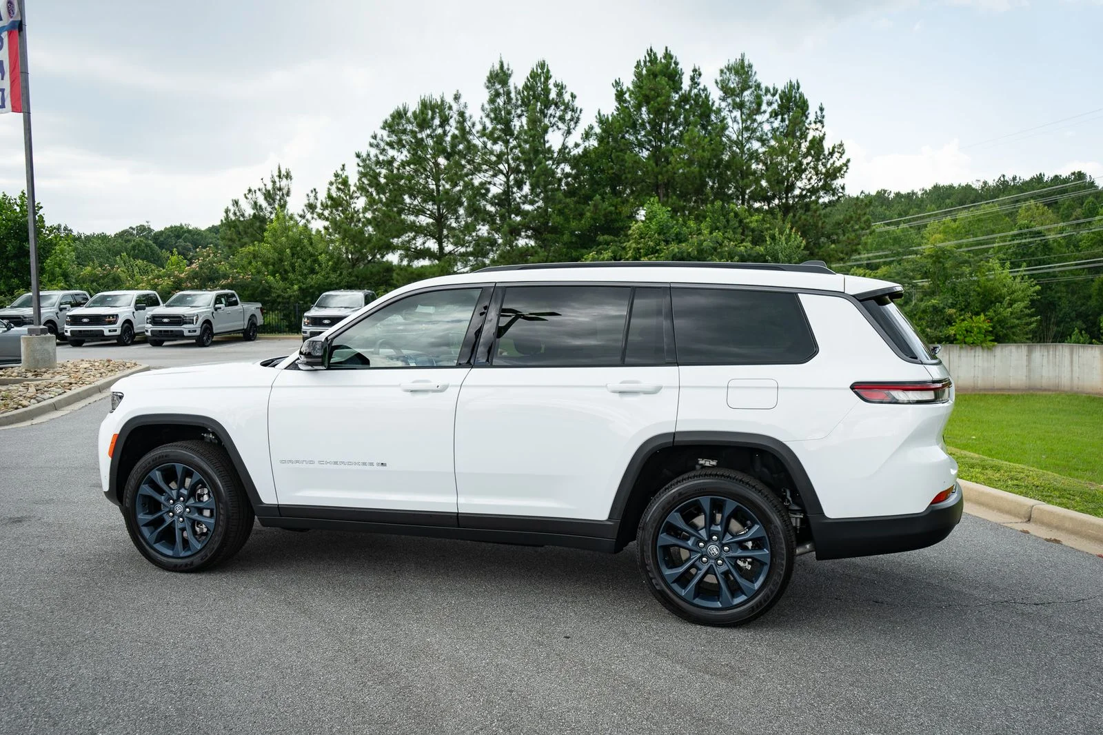 New 2026 White Jeep  image 7