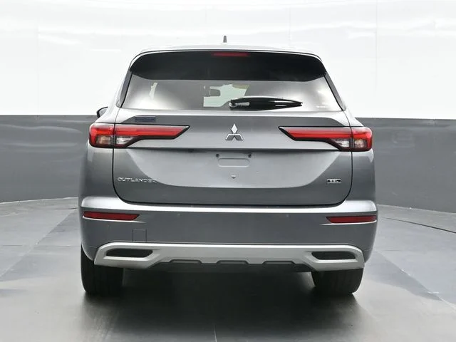 Used 2022  Mitsubishi SEL image 2