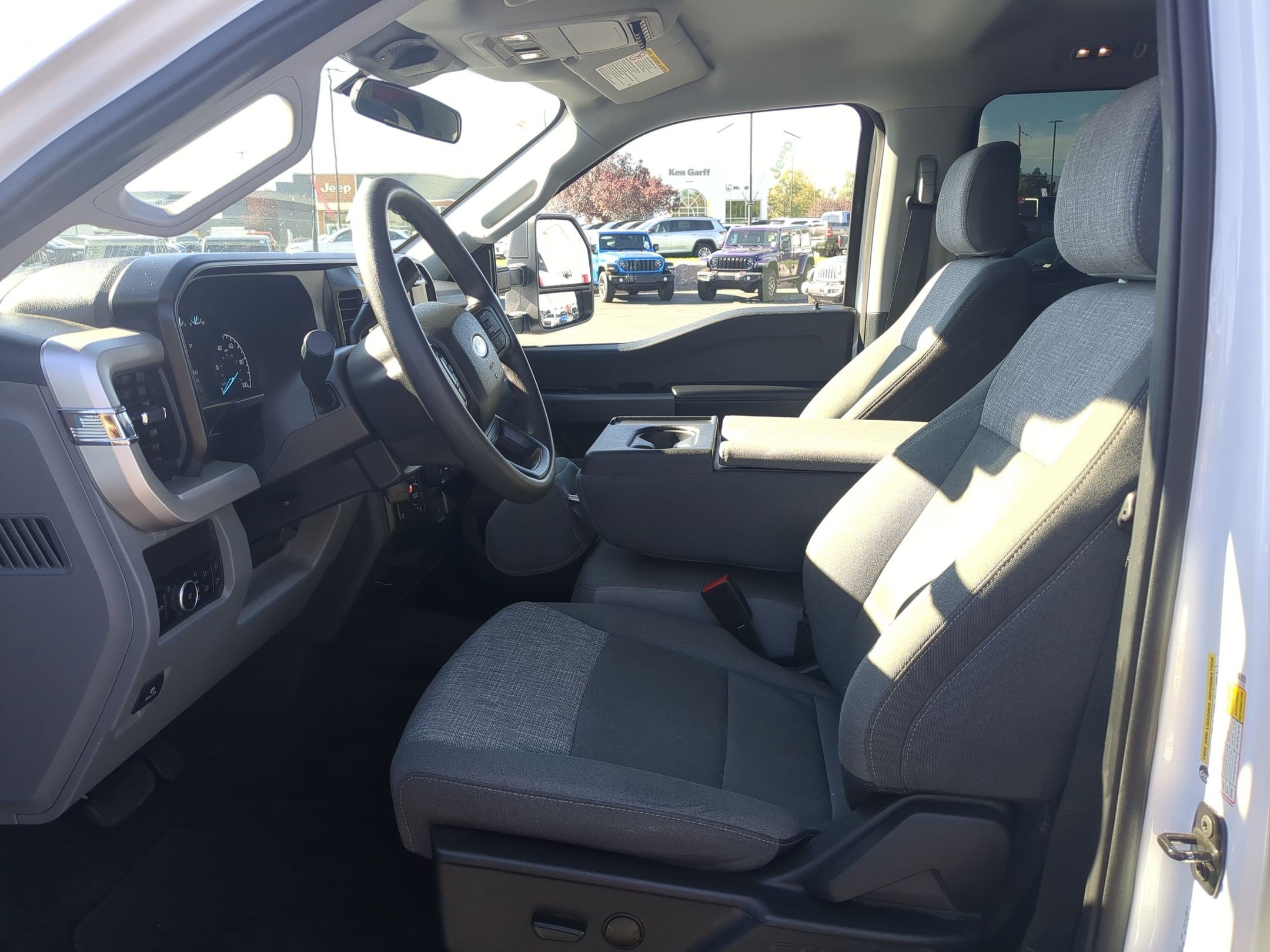 Used 2025 Oxford White Ford XLT image 16
