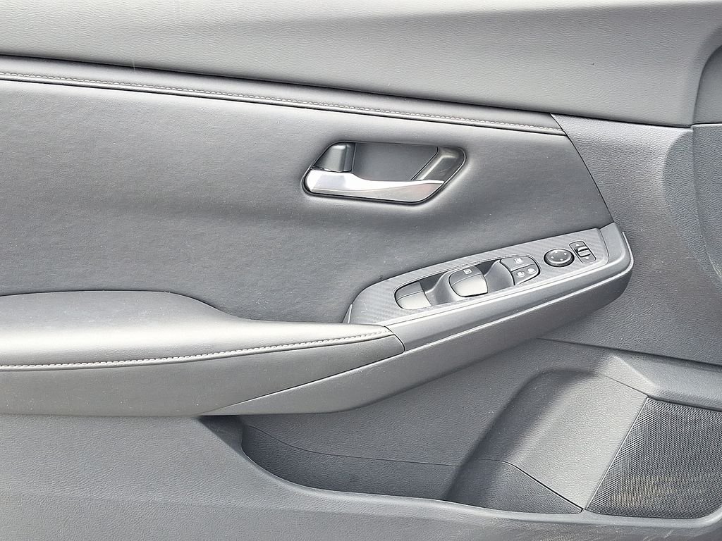Used 2023  Nissan SV image 13
