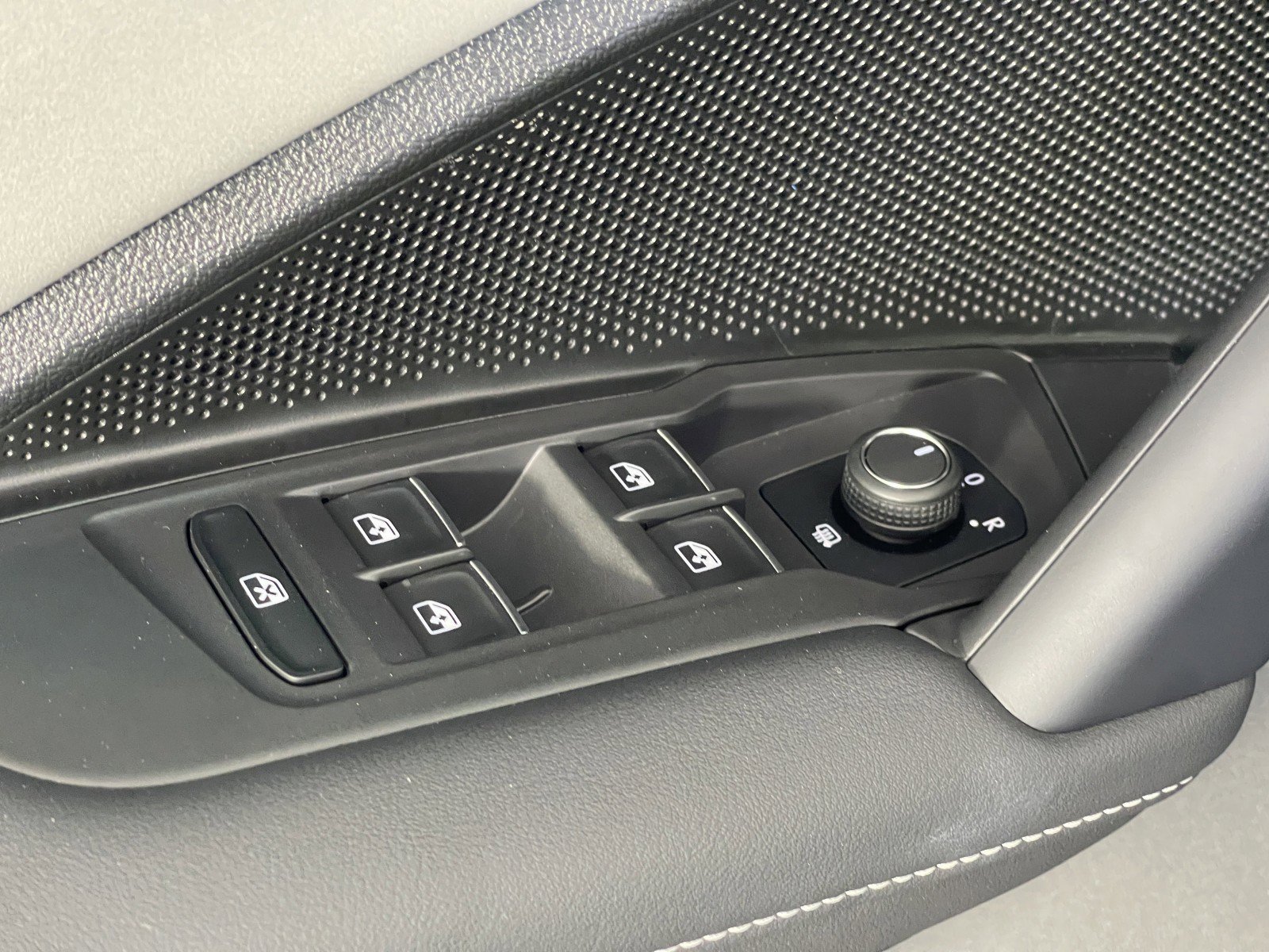 2025 Volkswagen Tiguan SE - Photo 21