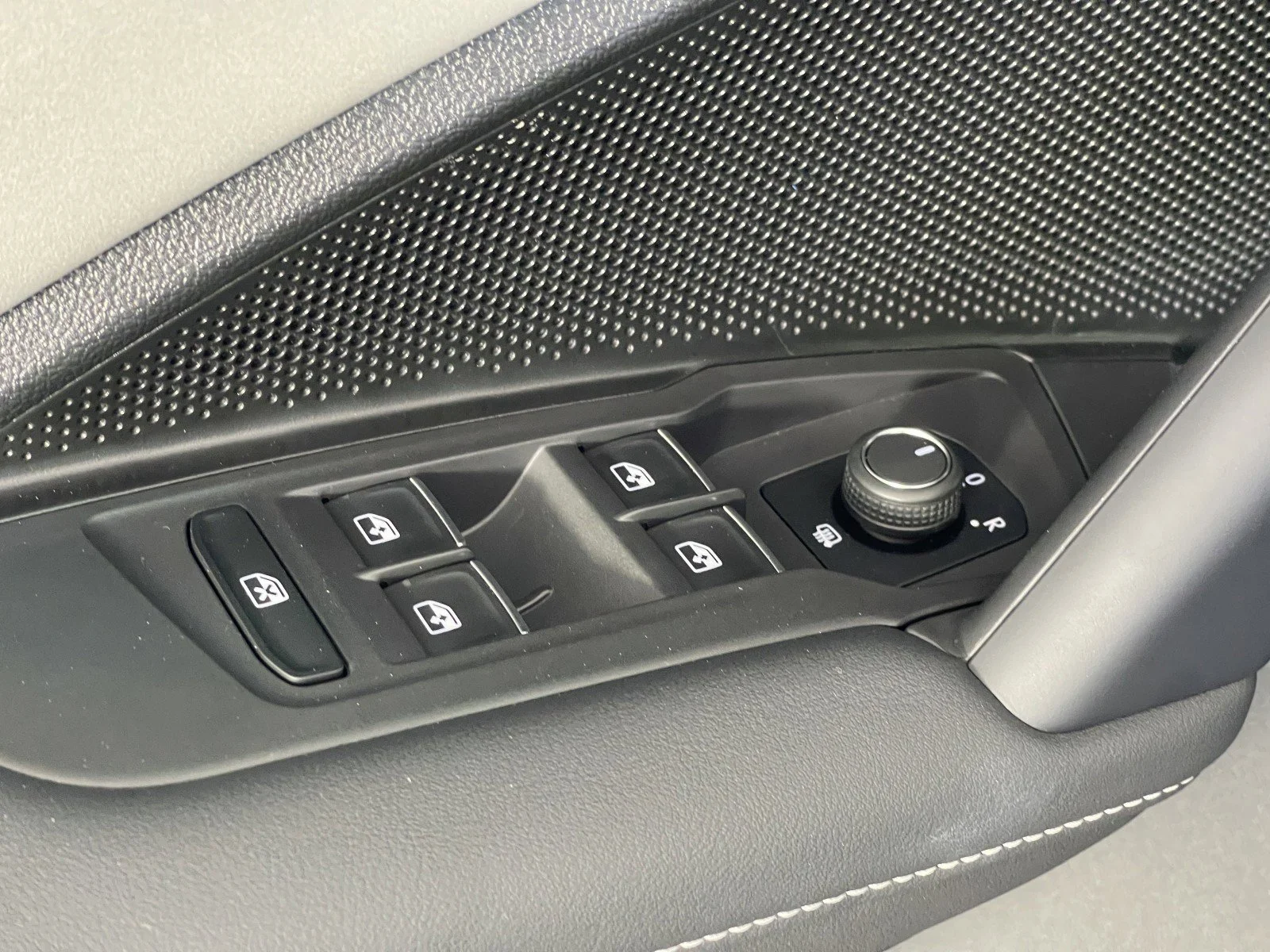 2025 Volkswagen Tiguan SE - Photo 21
