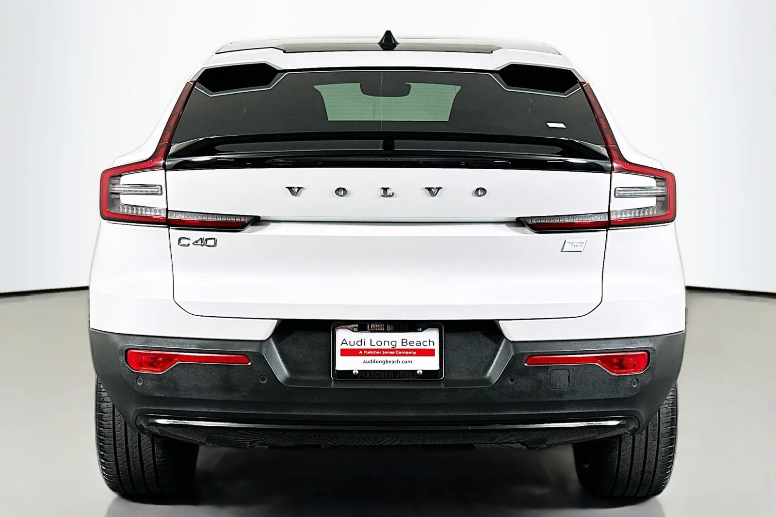 Used 2023 Crystal White Metallic Volvo Ultimate image 3