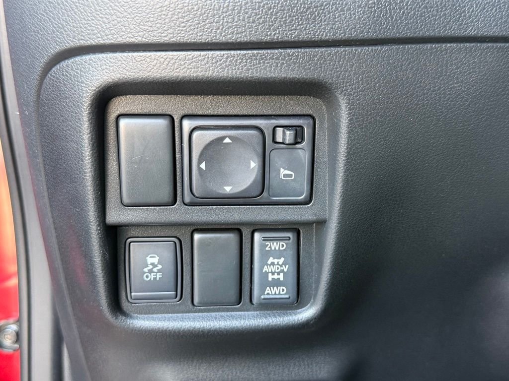 Used 2013 Cayenne Red Nissan SL image 25