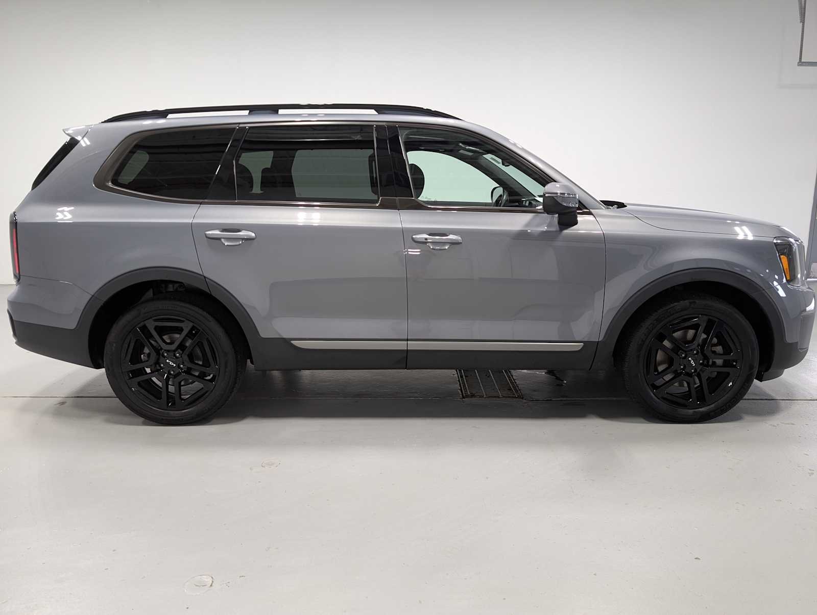 Used 2023 Everlasting Silver Kia EX X-Line image 7