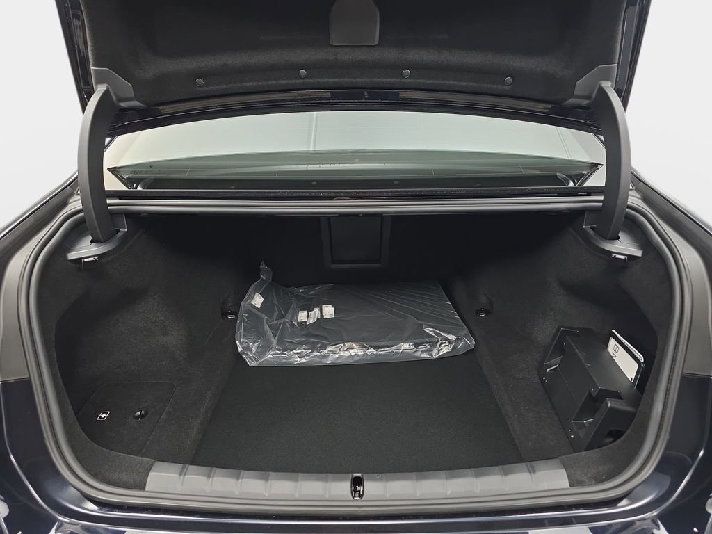 2026 BMW 7 Series 760i - Photo 12