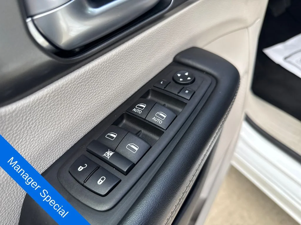 2024 Chrysler Pacifica Touring L - Photo 12