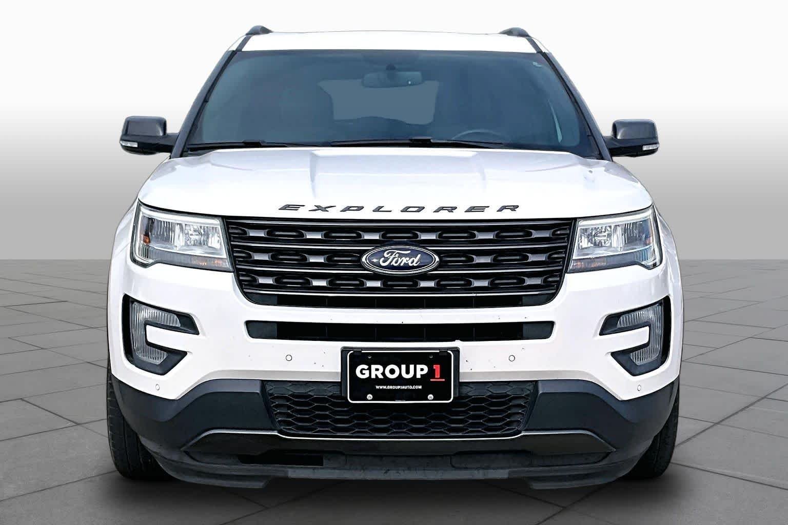 Used 2017 White Platinum Metallic Tri-Coat Ford XLT image 4