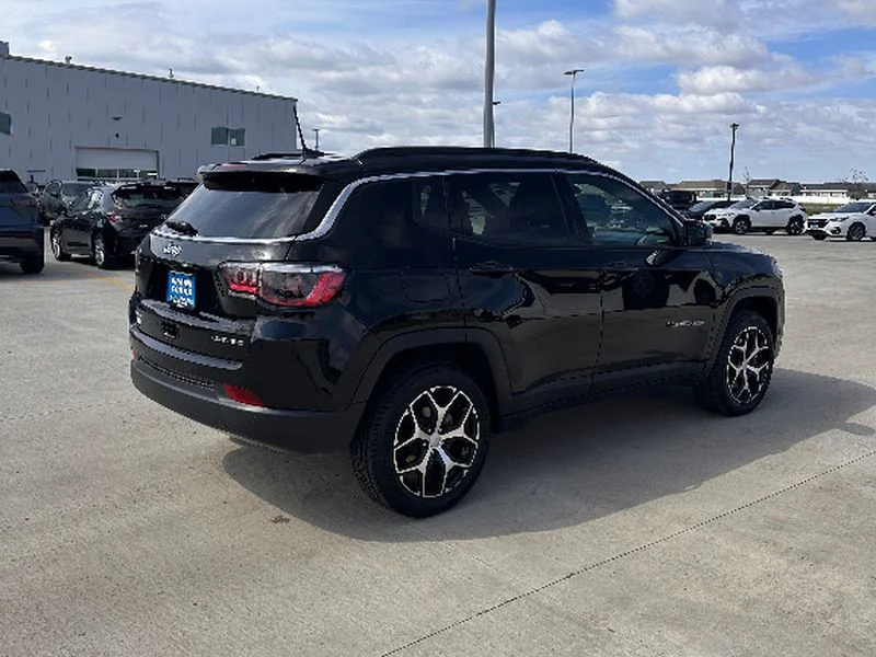 Used 2024 Diamond Black Crystal Pearlcoat Jeep Limited image 5