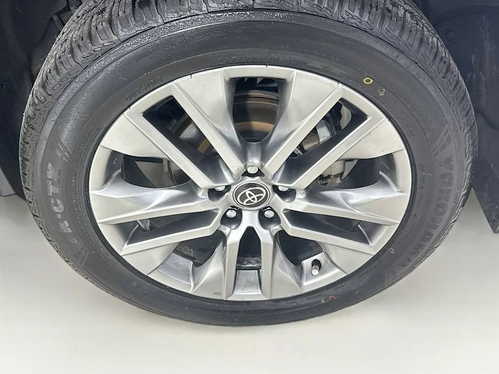 Used 2022 Midnight Black Metallic Toyota XLE Premium image 40