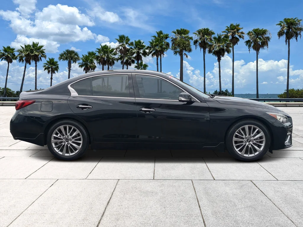 Used 2021 Black INFINITI 3.0t LUXE image 4