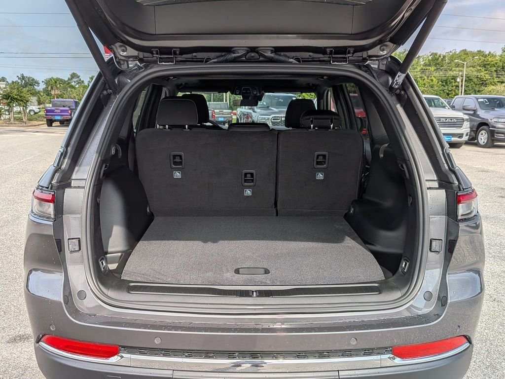 New 2026 Baltic Gray Metallic Clear-Coat Exterior Paint Jeep Laredo X image 25