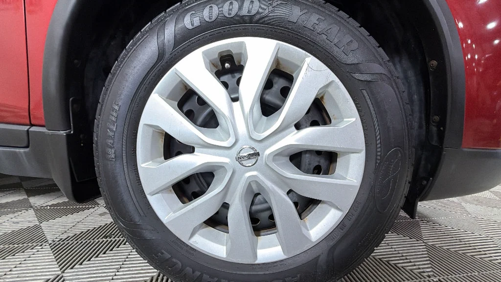 Used 2016 Red Nissan S image 35