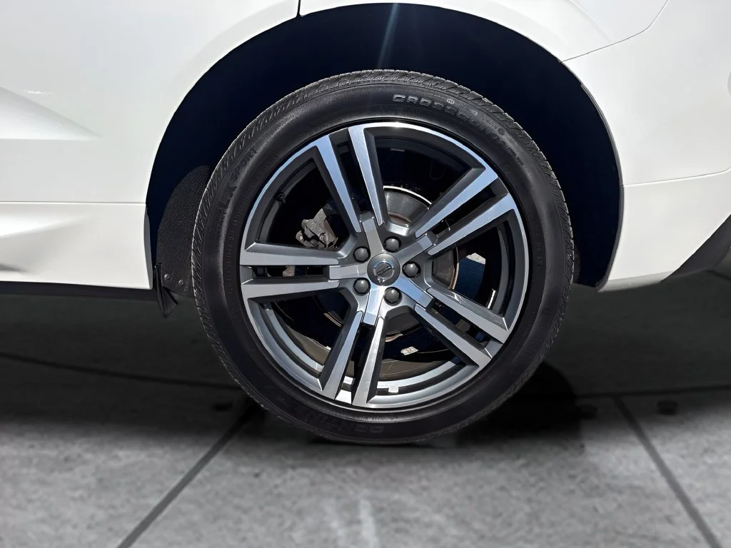 Used 2021 White Volvo T5 Momentum image 34