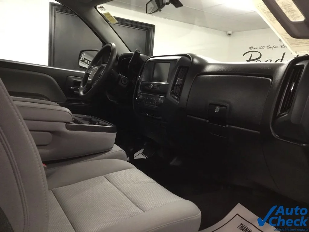 Used 2018 White GMC Base image 32