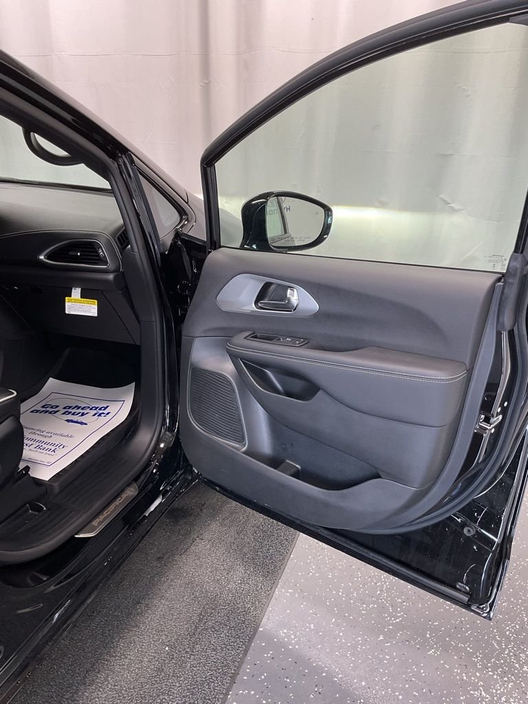 2025 Chrysler Pacifica Limited - Photo 18