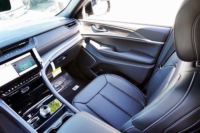 New 2026 Bright White Clear-Coat Exterior Paint Jeep Limited image 27