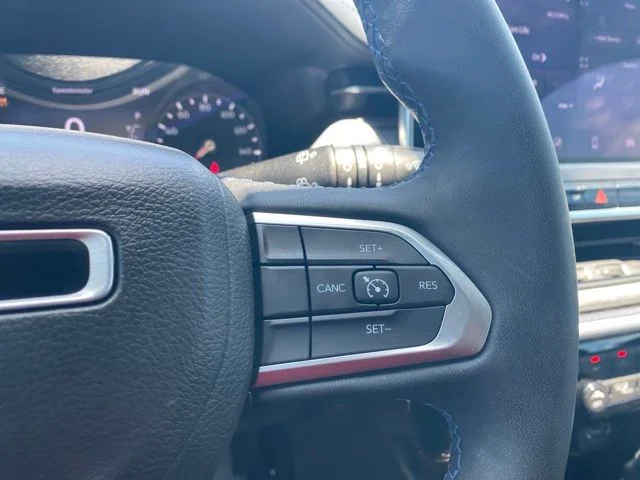 Used 2022 Granite Crystal Clearcoat Metallic Jeep Latitude image 18
