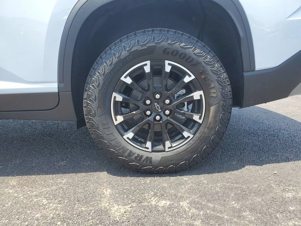 New 2026 Polar White Tricoat Chevrolet Z71 image 40