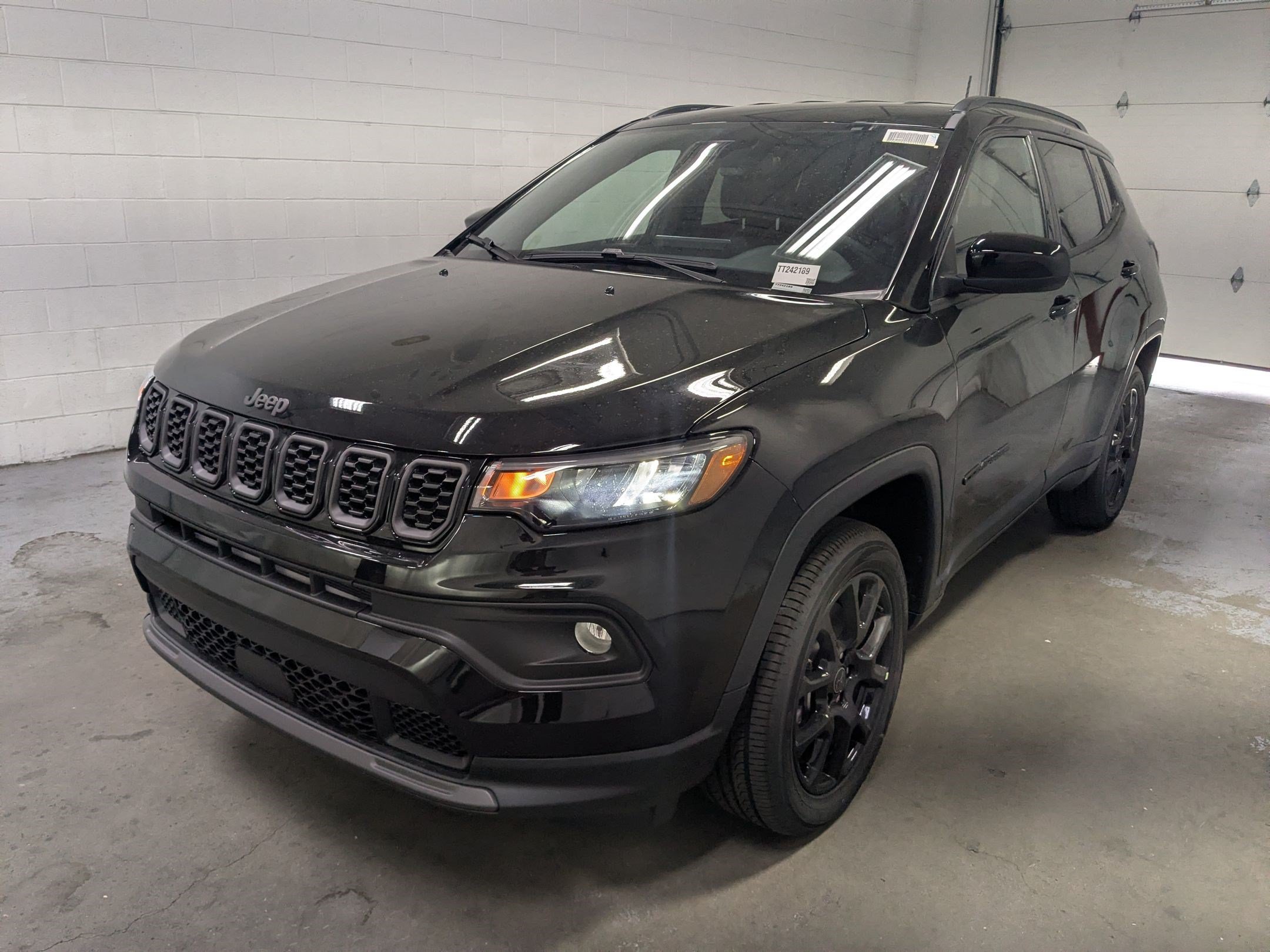 New 2026 Diamond Black Crystal Pearl-Coat Exterior Paint Jeep Latitude image 9