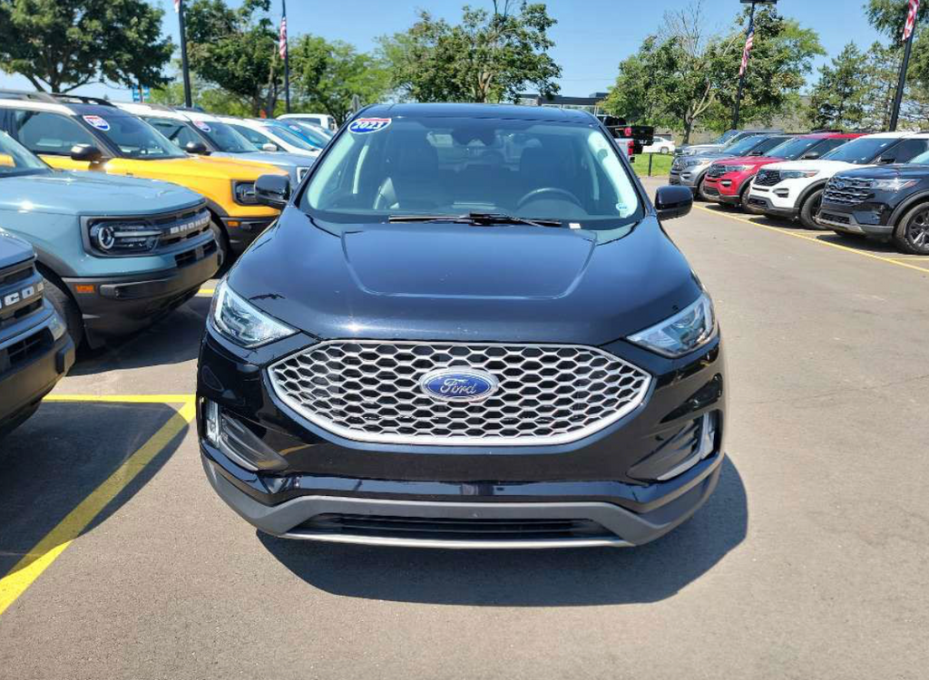 Used 2023 Black Metallic Ford SEL image 6