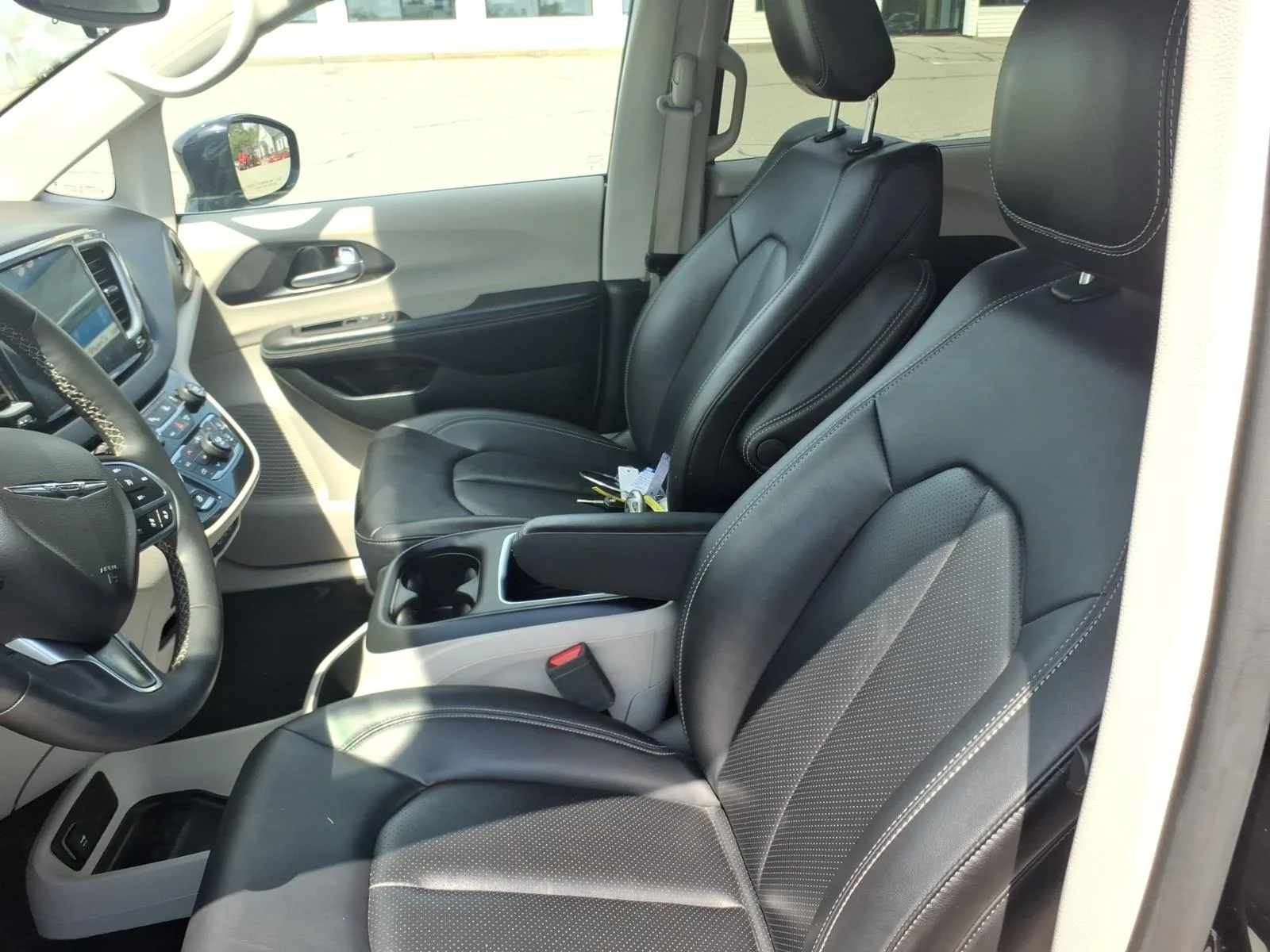 Used 2024 Diamond Black Chrysler Touring L image 15