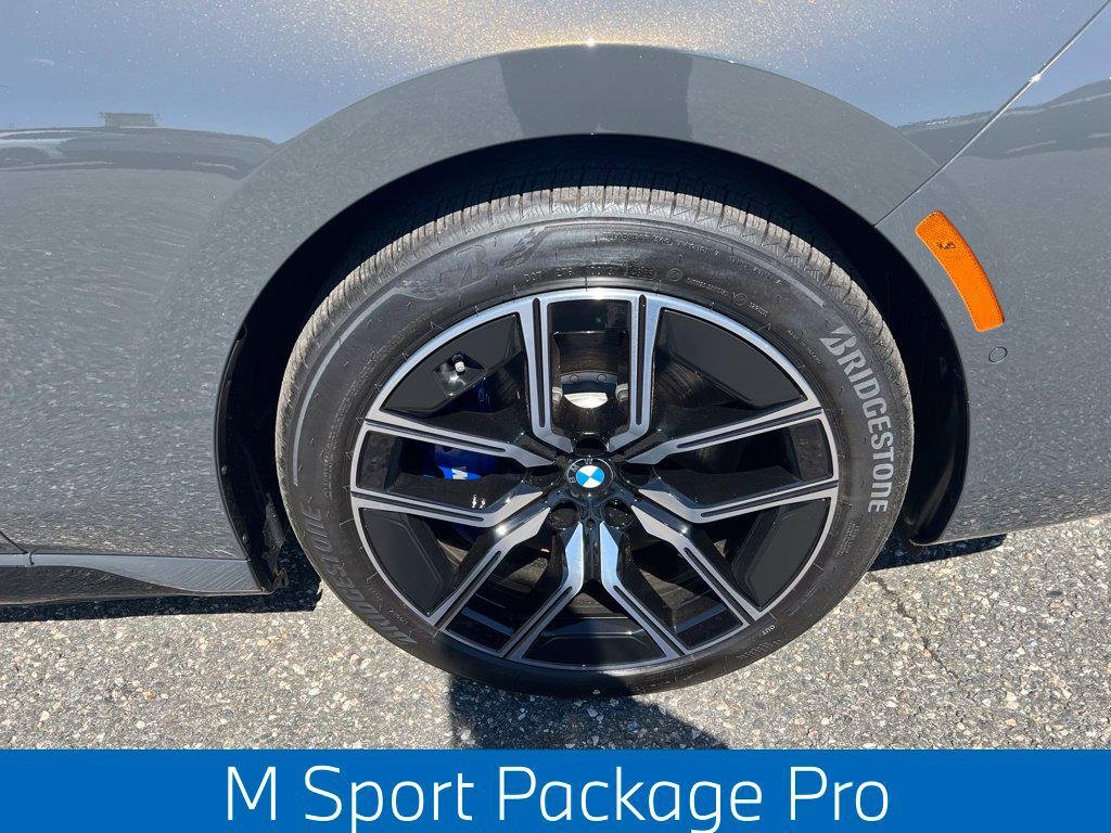 New 2026 Dravit Grey Metallic BMW 750e xDrive image 2