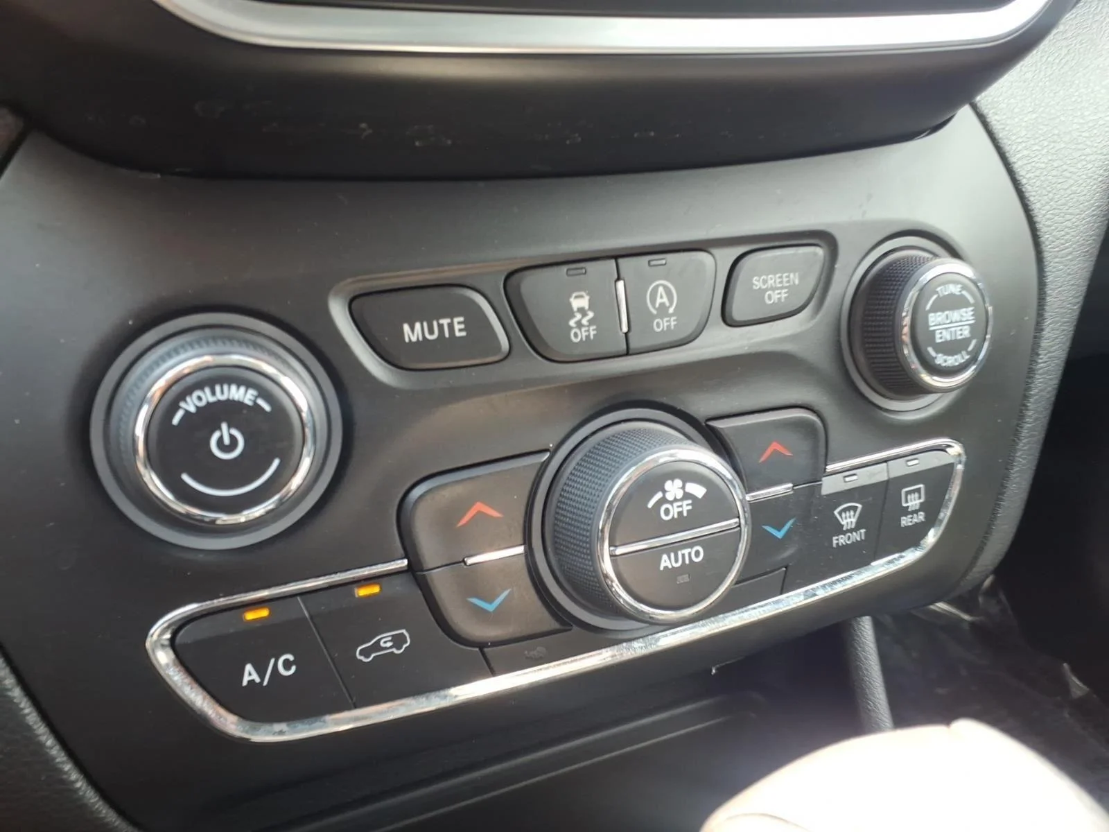 Used 2022 Bright White Clearcoat Jeep Latitude Lux image 24