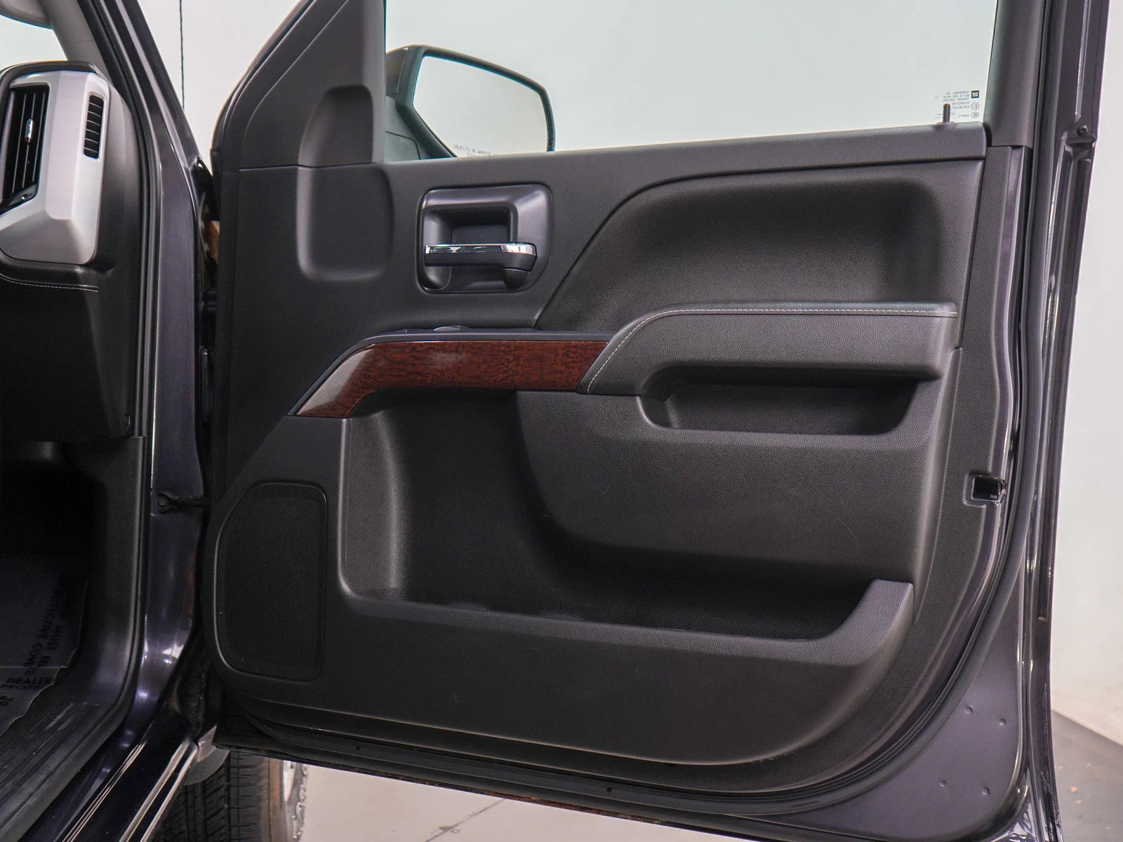Used 2015 Iridium Metallic GMC 4WD Double Cab 143.5 SLE image 9