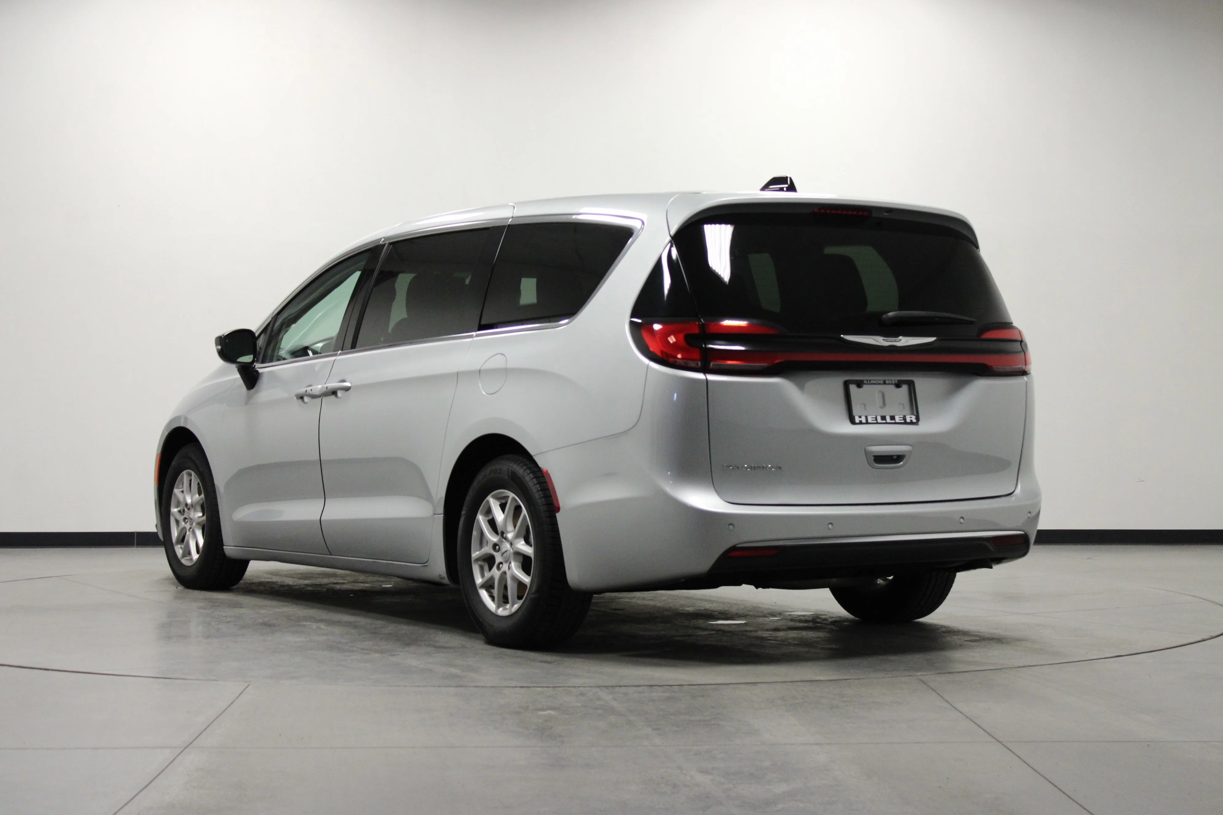 Used 2024 Silver Mist Clearcoat Chrysler Touring L image 6