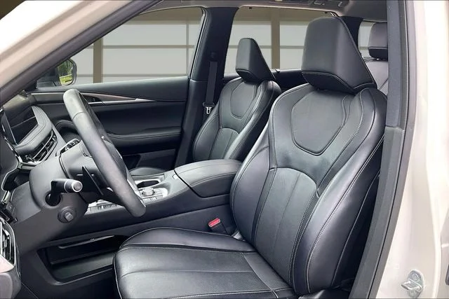 Used 2023 White INFINITI LUXE image 24