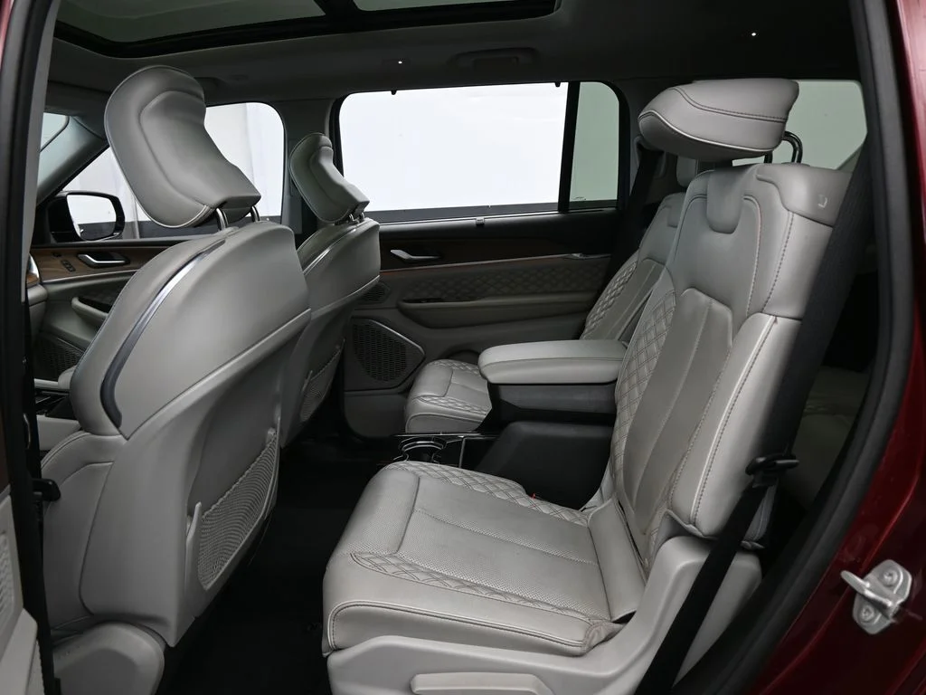 Used 2023 Velvet Red Pearlcoat Jeep Summit image 37