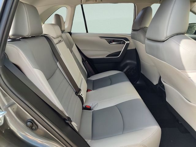 Used 2019 Gray Toyota XLE Premium image 31