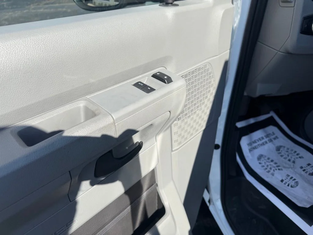 New 2026 Oxford White Ford E-350 SRW image 17