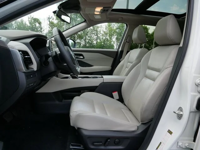 Used 2023 Pearl White Nissan SL image 13