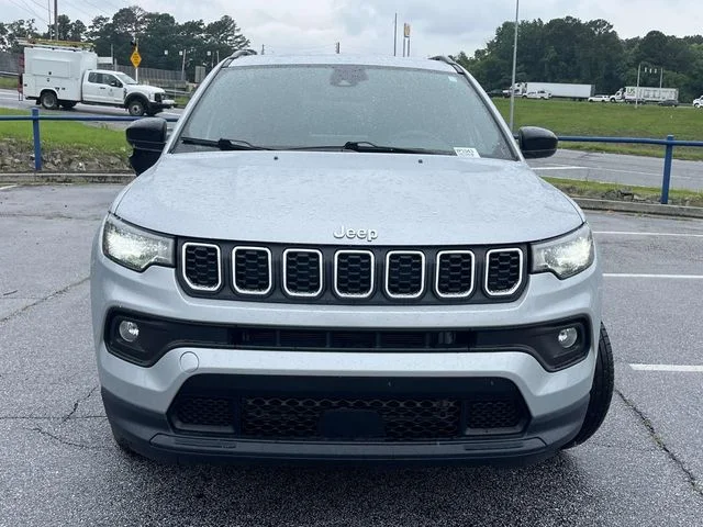 Used 2024 Silver Jeep Latitude image 8