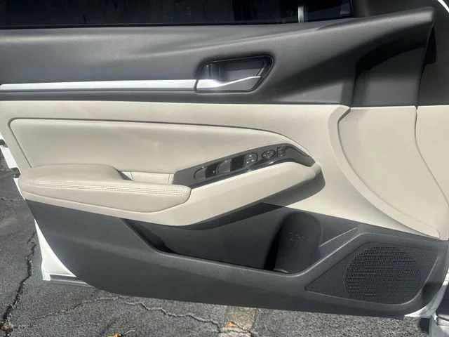 Used 2025 White Nissan 2.5 SL image 26