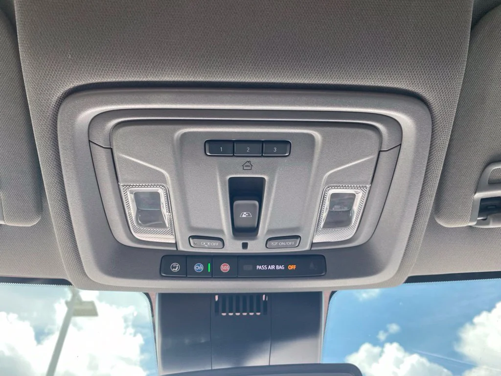 Used 2022 Silver GMC Denali image 24
